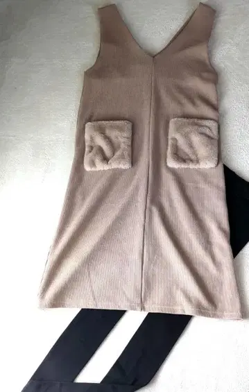 anyFAM 베이지 V넥 슬리브리스