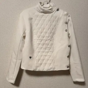 화이트 퀼팅 노카라 자켓