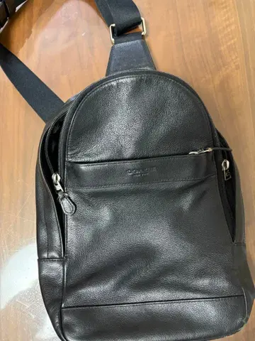 블랙 가죽 슬링백