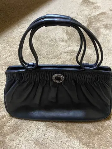 하마노 블랙 가죽 개더 핸드백