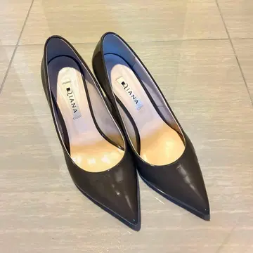 DIANA 브라운 에나멜 펌프스