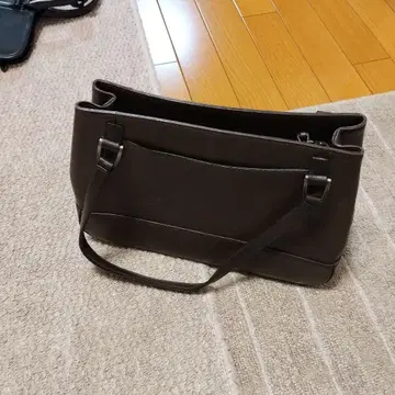 다크 브라운 합성 피혁 핸드백