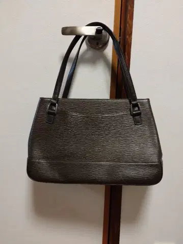 다크 브라운 합성 피혁 핸드백
