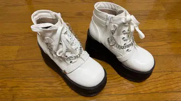 csT&P 화이트 하이컷 통굽 부츠 체인 포함