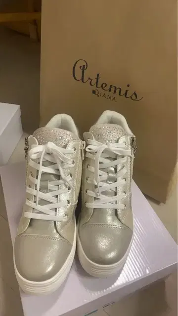 Artemis 실버 스터드 하이컷 스니커즈