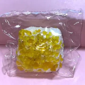옐로우 컬러 스톤 사각 스퀴즈 kikisquishy