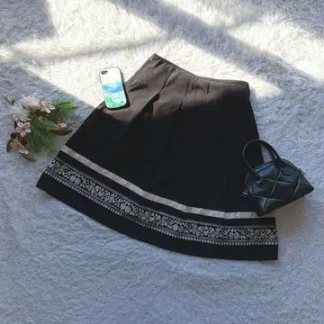 플레어 스커트 자수 레이스 블랙 안감 부착 무릎 기장 고급 심플 캐주얼
