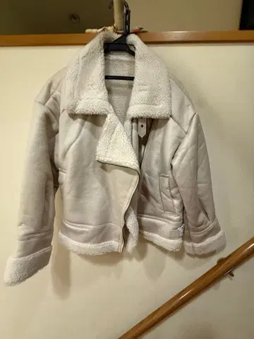 화이트 숏 무스탕 코트