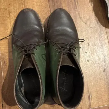 브라운과 그린의 레이스업 부츠