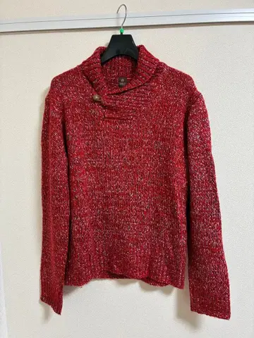 TAKEO KIKUCHI 빨간색 버튼 달린 터틀넥 스웨터