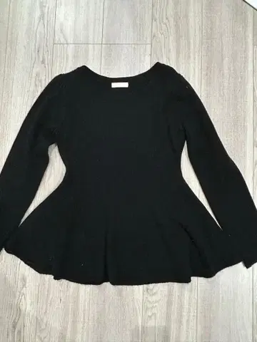 블랙 플레어 실루엣 긴팔 니트