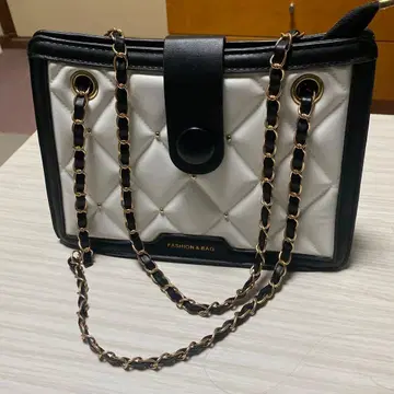 퀼팅 디자인의 스퀘어형 화이트와 블랙의 숄더백