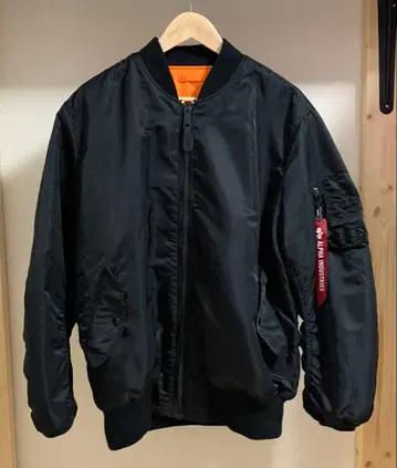 알파 인더스트리즈 MA-1 플라이트 자켓 블랙