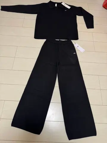 alo 블랙 셋업 니트 소재 팬츠와 상의