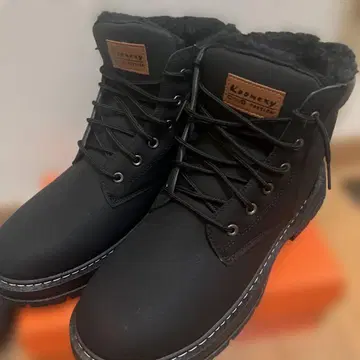 퍼 달린 블랙 하이컷 부츠