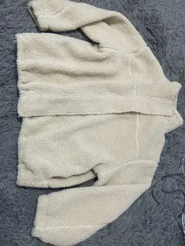 크림색 플리스 자켓