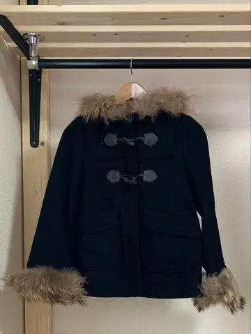 후드 부착 블랙 더플 코트