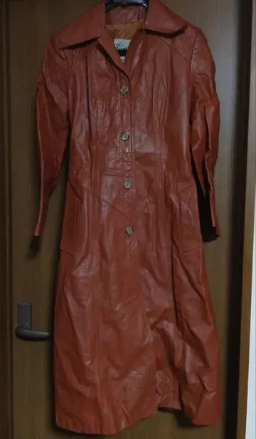 오렌지 가죽 벨트 포함 롱 코트