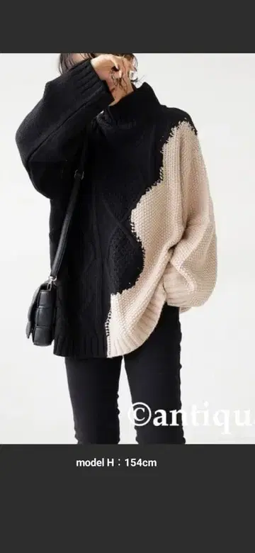 바이컬러 터틀넥 니트