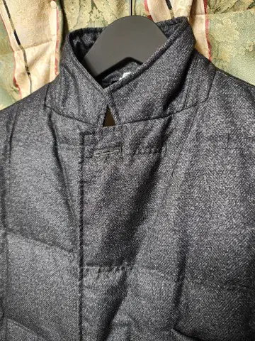 다크 그레이 퀼팅 다운 자켓