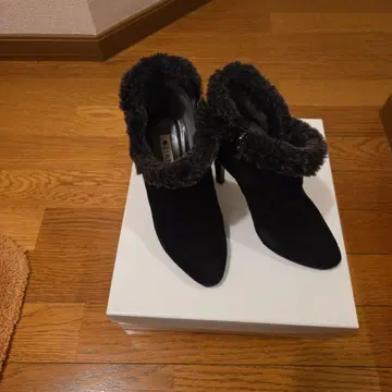 DIANA 퍼 달린 블랙 스웨이드 부츠