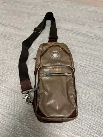 오로비안코 메탈 로고 바디백