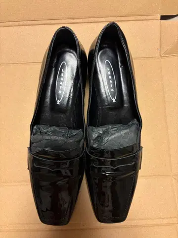 레가타 에나멜 로퍼 블랙