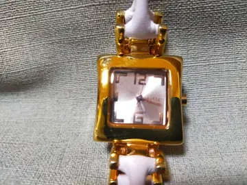 골드 스퀘어형 손목시계 작동