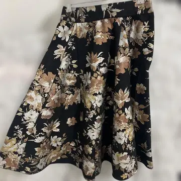 RANDA 꽃무늬 플레어 스커트 무릎 기장 블랙