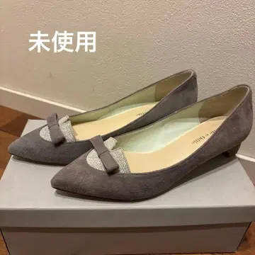 미사용 오데트 에 오딜 리본 포함 그레이 낮은 힐 펌프스