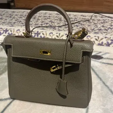 그레이 가죽 핸드백