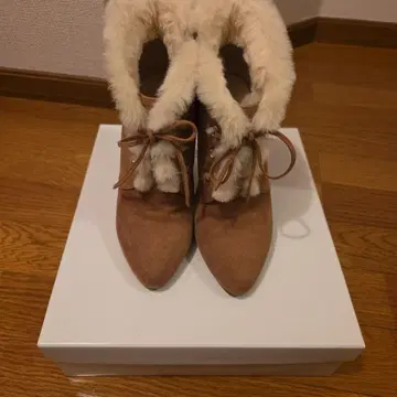 DIANA 베이지 브라운 퍼 장식 힐 부츠