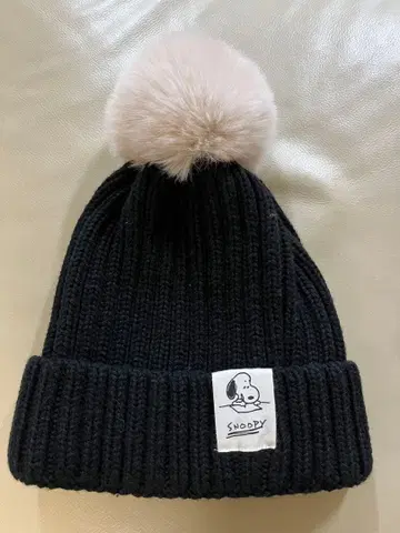 [미사용] 스누피 폼폼 포함 니트 모자