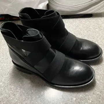 블랙 가죽 부츠 엘라스틱 스트랩 포함