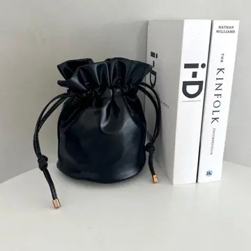 블랙 합성 피혁 드로우 스트링 숄더백