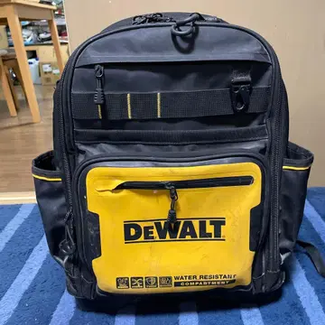 DEWALT 방수 백팩