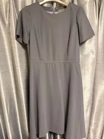 destyle 블랙 반팔 무릎 기장 원피스