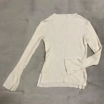 [ VIS ] 긴팔 니트 소매 밑단 슬릿 화이트