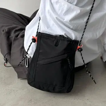 블랙 숄더백 지퍼 포켓 부착