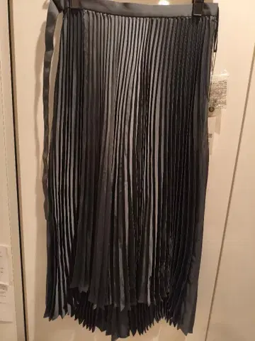 [ 새상품 택 포함 ] 유니클로 +J 플리츠 랩스커트 블랙 61cm