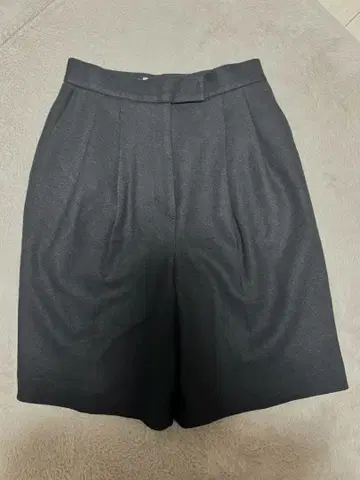 CELFORD 블랙 턱 인 숏팬츠