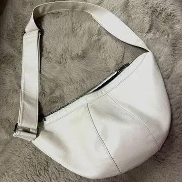화이트 가죽 숄더백