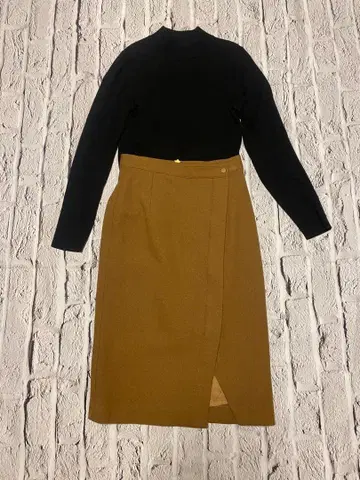 투모로우랜드 MACPHEE 브라운 타이트 스커트 랩 디자인