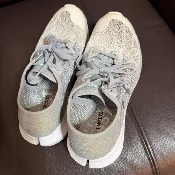 언더아머 초경량 메쉬 스니커즈 그레이