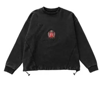 자수 로고 블랙 크루넥 맨투맨