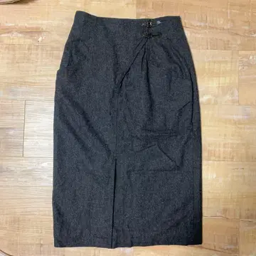 다크 그레이 타이트 스커트 사이드 벨트