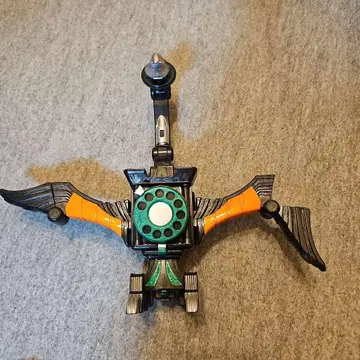 특촬물 피규어 오렌지와 블랙의 날개