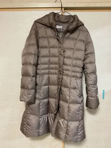 브라운 후드 부착 다운 자켓