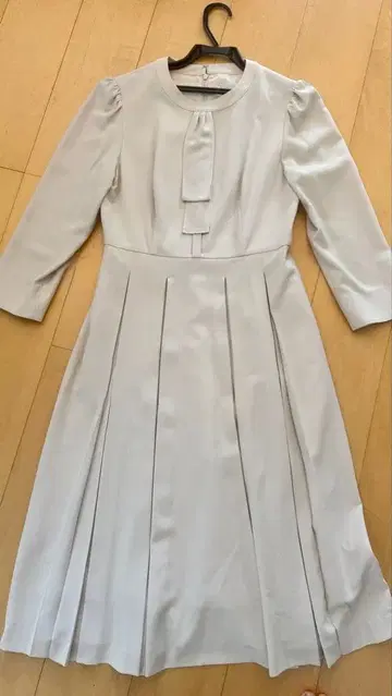 셀포드 보타이 쉬폰 플리츠 원피스