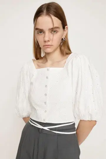 미사용 새상품 SLY 프론트 버튼 레이스 퍼프 상의